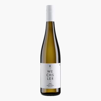 Weißer Burgunderwein in schlanker Flasche, 2024 Jahrgang.