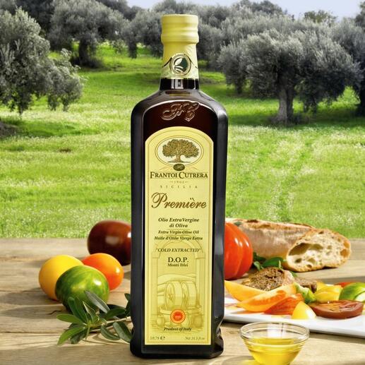 Flasche Olivenöl „Primo D.O.P Monti Iblei“ in einer sonnigen Landschaft.