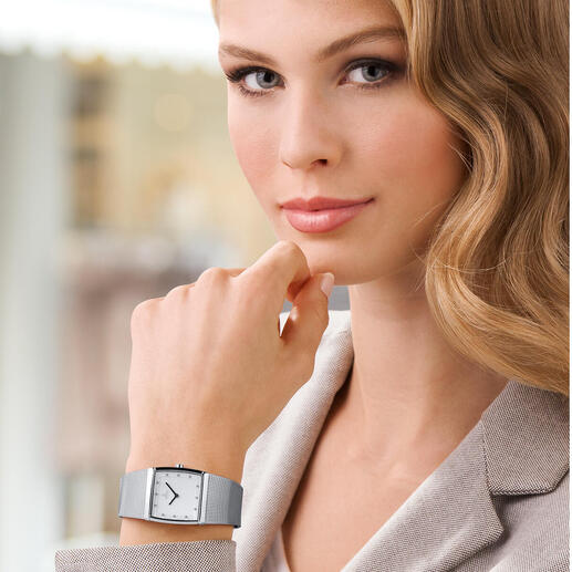Obaku Karree-Uhr, Frau mit Uhr und leichtem Make-up, lächelnd