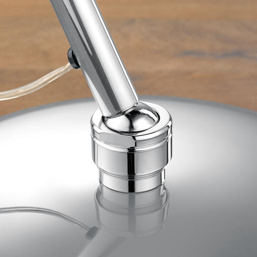 Durch das Kugelgelenk ist die Lampe um 360° drehbar. Durch das Kugelgelenk ist die Lampe um 360° drehbar.