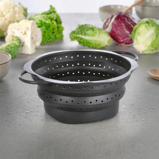 Falt-Seiher aus flexiblem Material mit kleinen Öffnungen zum Abtropfen