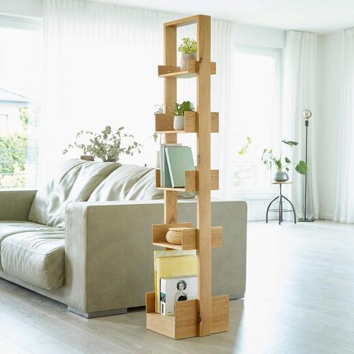 Helles Holzregal mit mehreren offenen Fächern.