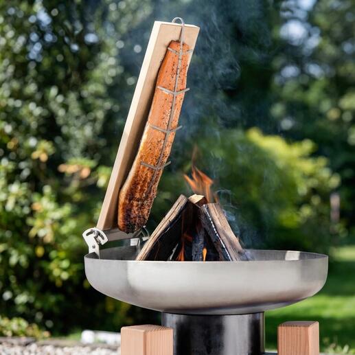 Flammlachs-Set mit Lachsfilet über dem Feuer