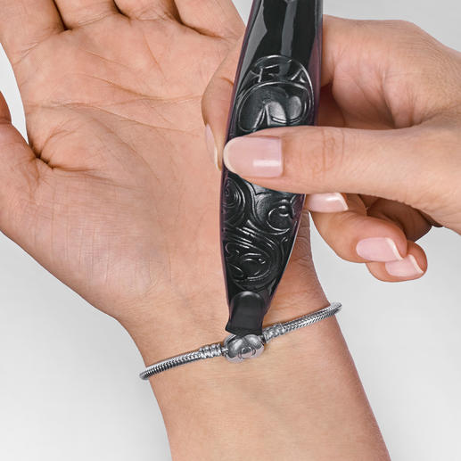 Ob Rechts- oder Linkshänder, das Armbandschliessen ist kein Problem mehr. Ob Rechts- oder Linkshänder, das Armbandschliessen ist kein Problem mehr.