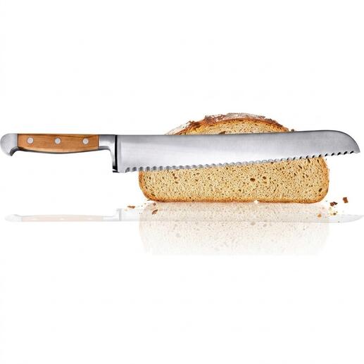 Brotmesser mit Holzgriff und gezahnter Klinge neben einer Brotscheibe.