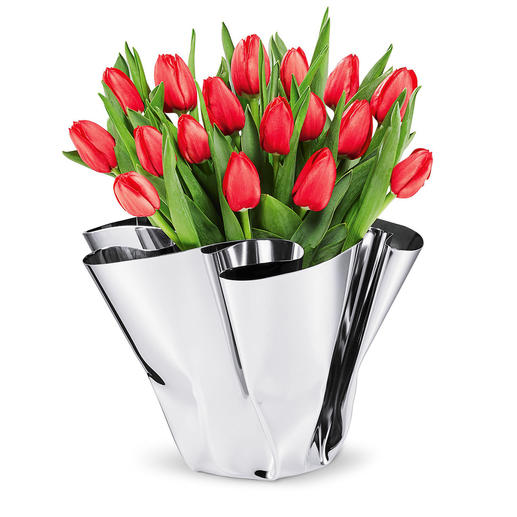 Faltvase Margeaux Glänzend elegant für Blumen – und als edles Designobjekt. Spiegelpolierte Edelstahl-Vase mit handgefertigtem Faltenfall. Immer ein Unikat.