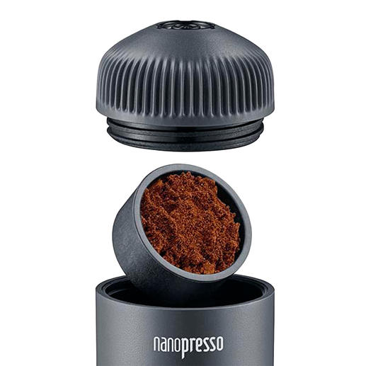 Das Espressopulver geben Sie einfach in das Sieb im Brühkopf. Das Espressopulver geben Sie einfach in das Sieb im Brühkopf.