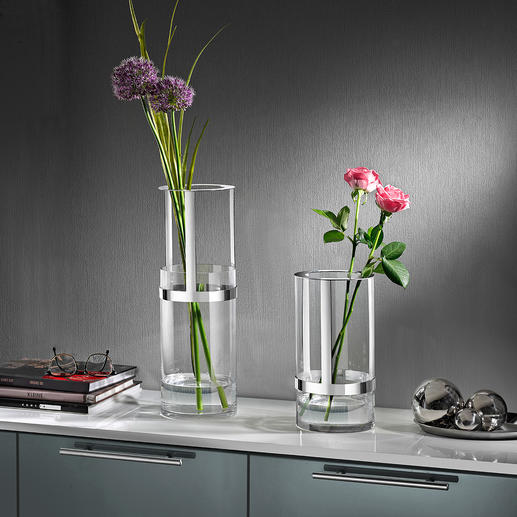 Höhenverstellbare Vase Durch die höhenverstellbare Metall-Manschette wächst die Vase stufenlos bis zu 33 cm.