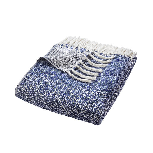 Kuscheldecke aus PET-Flaschen So kuschelig weich kann Nachhaltigkeit sein. Die Decke in Strickoptik aus recycelten PET-Flaschen.