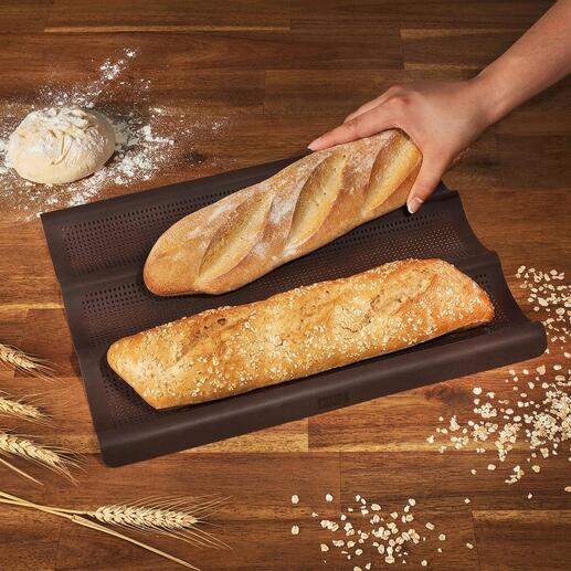 Silikon Baguette-Backmatte mit zwei frisch gebackenen Baguettes.
