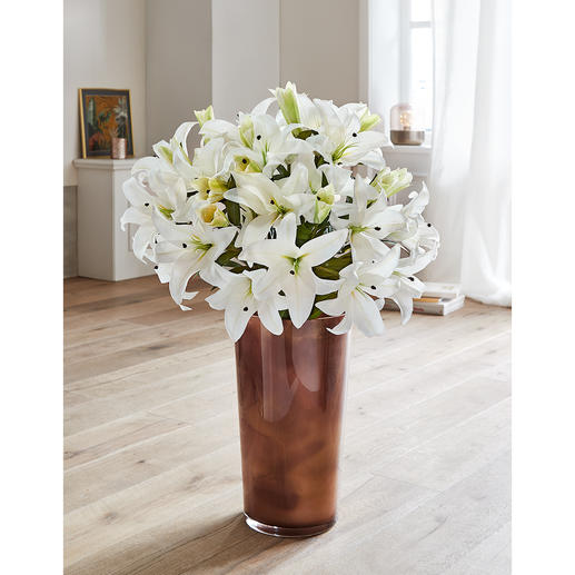 Großer Lilienstrauß in einer eleganten Vase im Raum.