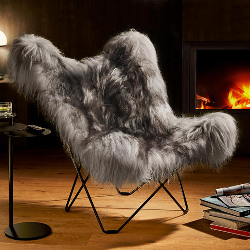 Mariposa Loungesessel Der berühmte Butterfly Chair – als luxuriöse Re-Edition mit kuschelig langflorigem grey iceland Schaffell.