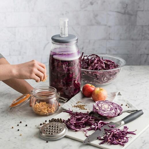 Fermentierglas mit Gärventil und frischem Gemüse auf einem Tisch