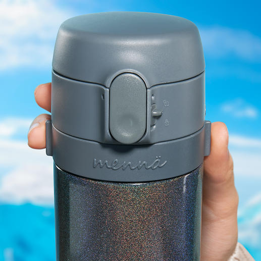 Überall frisch gebrühter Tee so wie Sie ihn mögen: Nur heisses Wasser einfüllen, Tee in das Edelstahlsieb geben und die Brüheinheit samt Deckel auf die Flasche schrauben. Überall frisch gebrühter Tee so wie Sie ihn mögen: Nur heisses Wasser einfüllen, Tee in das Edelstahlsieb geben und die Brüheinheit samt Deckel auf die Flasche schrauben.