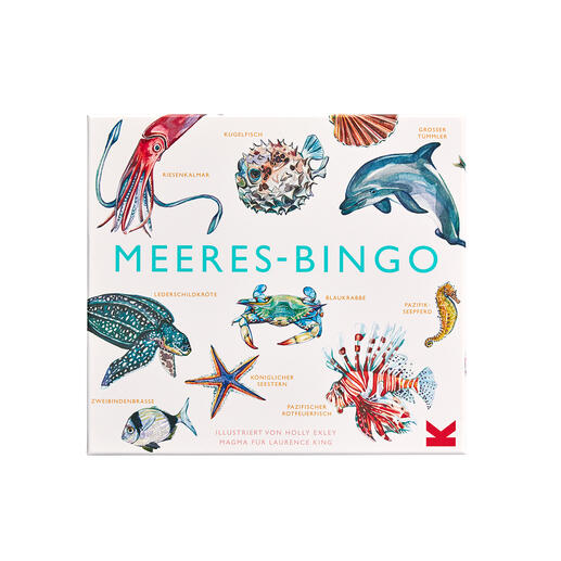 Enthält 12 Bingo-Karten, 64 Spielkärtchen, 200 Markierungs-Chips, Spielbrett, Stoffbeutel, Broschüre. Enthält 12 Bingo-Karten, 64 Spielkärtchen, 200 Markierungs-Chips, Spielbrett, Stoffbeutel, Broschüre.
