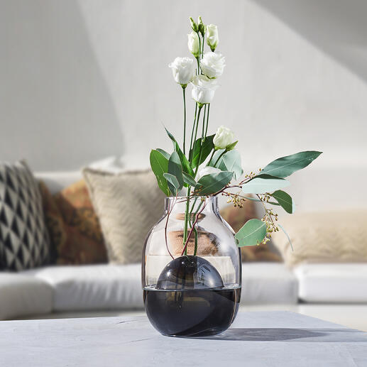 2in1-Vase Zwei Vasen in einer – perfekt für die verschiedensten Sträusse: Zeitlos modernes, bi-color Glasdesign, kunstvoll mundgeblasen – jede Vase ein Unikat.