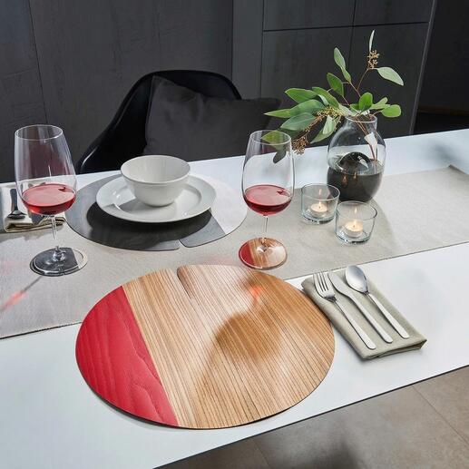 Tischset aus Holz mit rotem und hellem Holz auf Tisch gedeckt mit Gläsern und Geschirr.