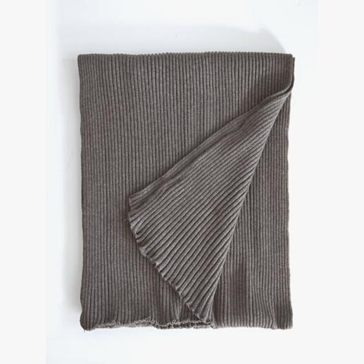 3-in-1 Plissee-Stola in Taupe, flach ausgelegt mit feinen Falten.