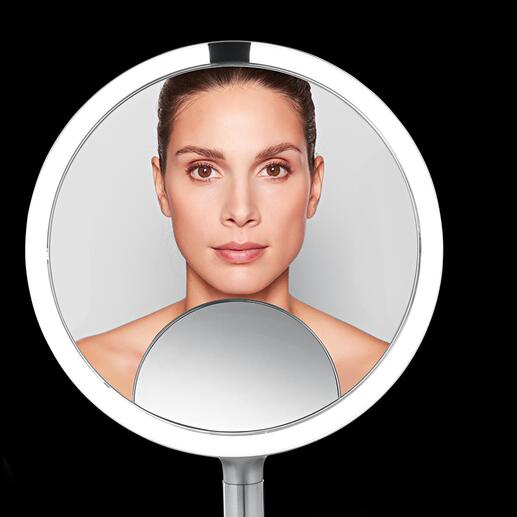 Vérifiez l’effet global de votre maquillage dans le miroir à vue générale, utilisez le côté du miroir avec un grossissement x5 pour corriger un trait d’eye-liner ou de crayon à lèvres et servez-vous de la fenêtre avec un grossissement x10 pour vérifier les plus petits détails.