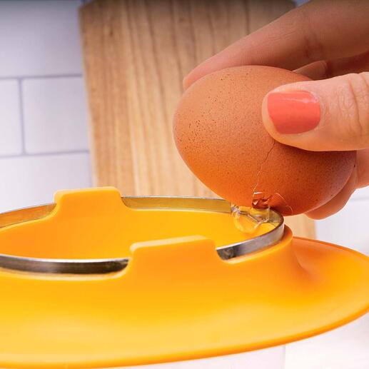 Vous cassez les œufs proprement sur le fin rebord en inox – sans briser la coquille.