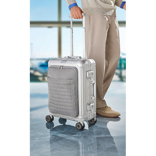 Valise cabine en aluminium avec poche frontale Conception légendaire. Extrêmement robuste. Abordable. Et désormais encore plus pratique.