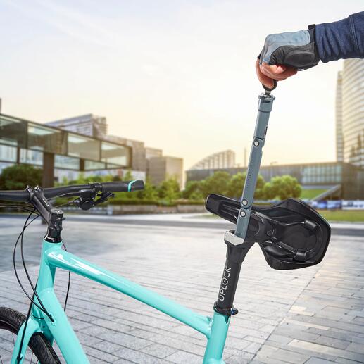 Votre vélo est attaché, à l’abri des vols, avec ce cadenas pliable de 93 cm en acier durci et haute performance.