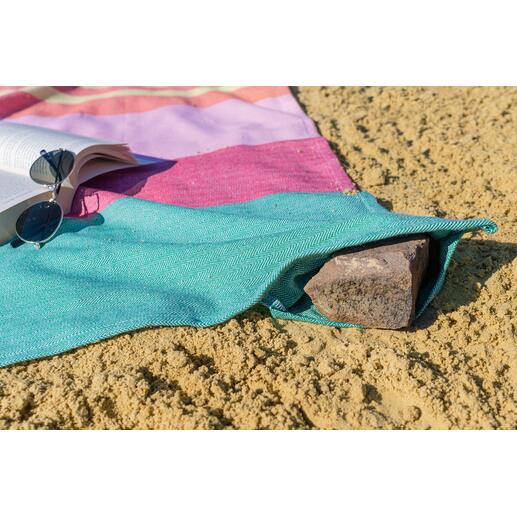 Avec des poches de coin pour des cailloux ou du sable – la charge permet au drap de bain de ne pas sʼenvoler aussi facilement en cas de vent.