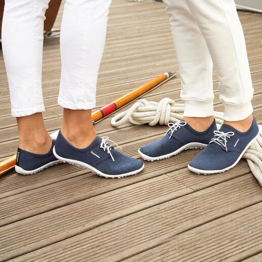 Zwei Personen tragen leguano® juno Schuhe auf einem Deck.