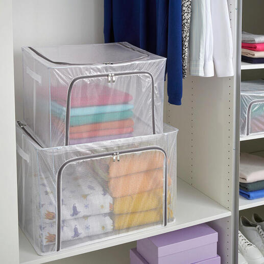 Zwei faltbare Aufbewahrungsboxen in einem Schrank mit buntem Inhalt.