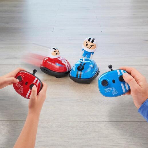 Zwei ferngesteuerte Autoscooter in einem Spielsetup.