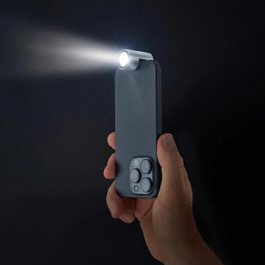 Hand gehaltene Smartphone-Taschenlampe leuchtet in dunklem Hintergrund