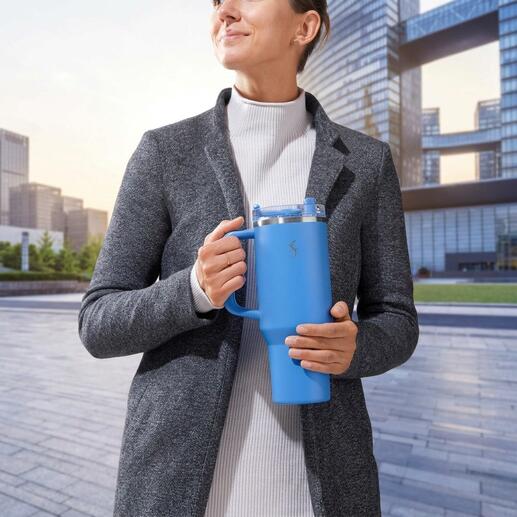XL-Thermo-Trinkbecher in blau, gehalten von einer Person in grauer Jacke