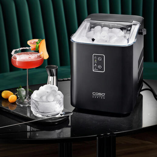 Design-Eiswürfelbereiter auf einem Tisch mit Cocktails und Eiswürfeln.