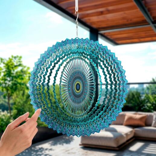 Mandala-Windspiel in Blaugrün, schwebend im Freien.