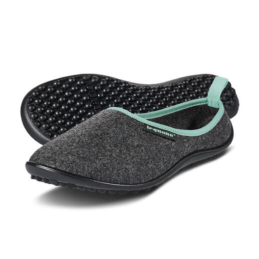 Pantoufles en feutrine leguano® Le plaisir original de la marche pieds-nus par leguano®, maintenant également disponible pour la maison. Fabrication à la main en Allemagne. Wollfilz-Hausschuh leguano in mint, seitliche Ansicht mit flexiblem Obermaterial