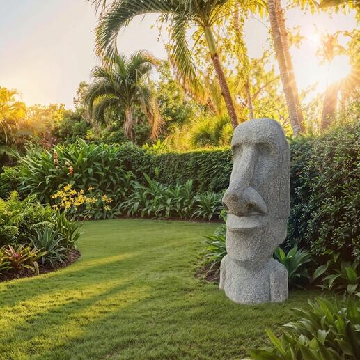 Moai Statue in einem Garten mit Palmen und Sonnenlicht