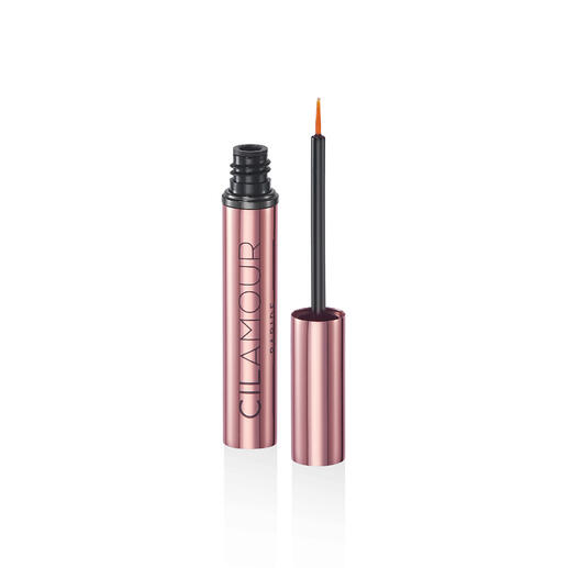 CILAMOUR RAPIDE Wimpernserum in einer Hand.