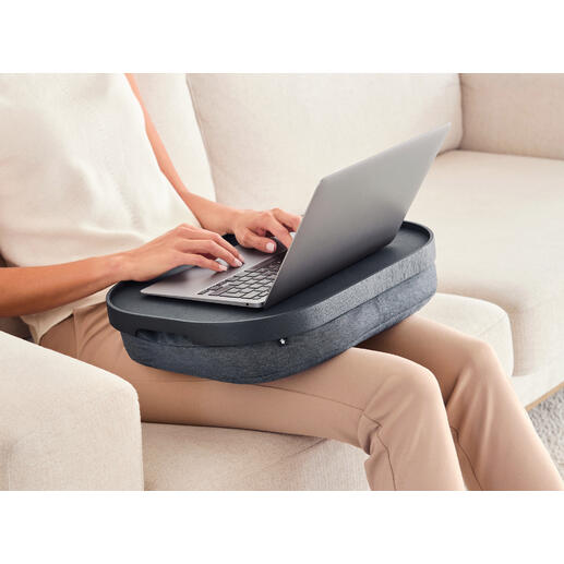 Rutschfestes Laptop-Kissen mit Tablett, wird auf dem Schoß gehalten.