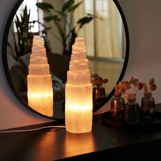 Selenit-Lampe leuchtet sanft auf einem Tisch.