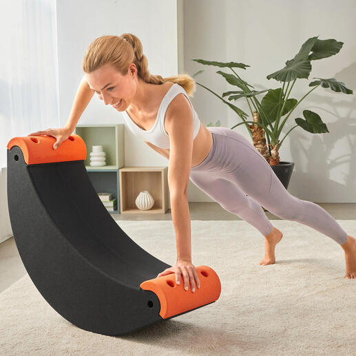 Frau trainiert auf einem 3-in-1 Multifunktions-Trainer mit orangefarbenen Griffen.