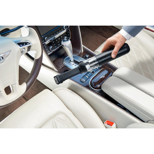 2-in-1 Akkusauger mit Gebläsefunktion Genial praktisch: der Akkusauger mit 18 kPa Saugleistung und zusätzlicher Gebläsefunktion: Staubsaugen und Luftmatratzen aufblasen in einem handlichen Gerät vereint. 2-in-1 Akkusauger wird im Auto verwendet, um den Innenraum zu reinigen.