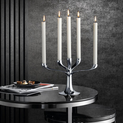 Moderner Kerzenleuchter mit fünf Kerzen auf einem Tisch, elegante Dekoration.