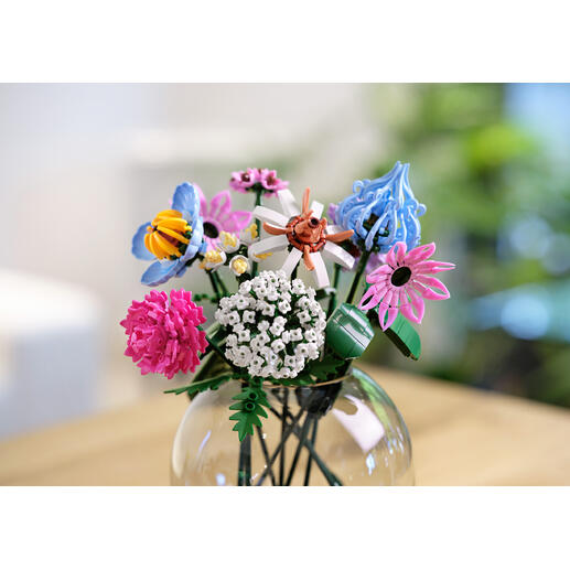 Blumenstrauss aus Klemmbausteinen Blumensträusse von unvergänglicher Schönheit – aus Klemmbausteinen von Ihnen selbst gefertigt. Blumenstrauß aus Klemmbausteinen in Rosé- und Lilatönen in einer Vase.