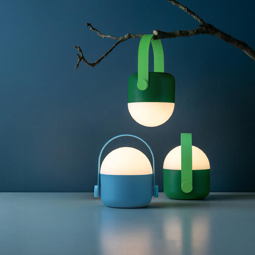 Mobile Akkuleuchte Flexibles Lichtdesign für drinnen, draussen und unterwegs. Mit bis zu 108 Stunden Leuchtdauer. Drei mobile Akkuleuchten in Blau und Grün hängen von einem Zweig.