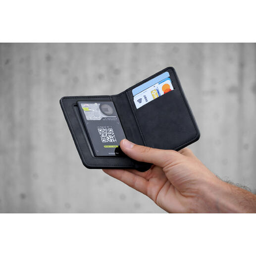 AirCard™ Pro Tracker Noch smarter, noch unauffälliger: der Wallet-Tracker im Kartenformat. Unter Apple-Nutzern lange bewährt – jetzt auch für Android erhältlich. Hand hält AirCard Pro Apple in schwarzem Etui