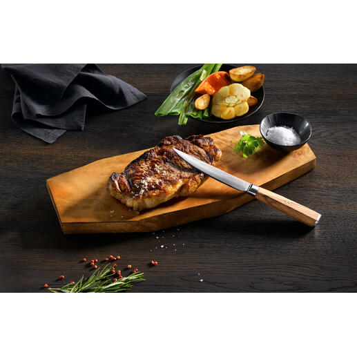 Damast-Steakmesser, 2er-Set 66 Lagen Damaststahl und ein Griff aus Olivenholz: das Steakmesser für Anspruchsvolle. Damast-Steakmesser auf Holzbrett mit gegrilltem Steak und Gemüse.