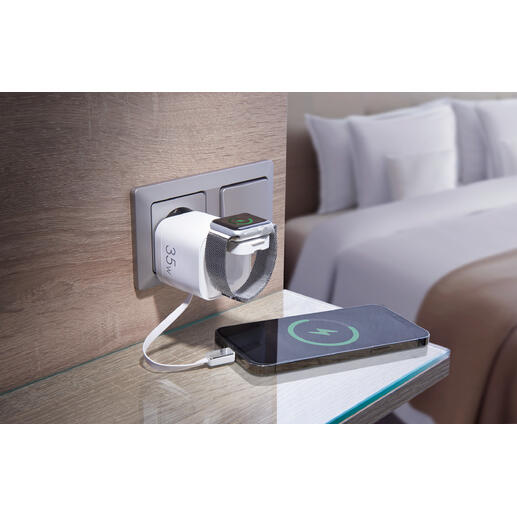 Reise-Schnelllader Selten und genial praktisch: der 4-in-1-Ladestecker mit integriertem USB-C-Kabel und Qi-Ladepad. Schnellladegerät, das ein Smartphone und eine Smartwatch gleichzeitig auflädt, in einer Hotelumgebung.