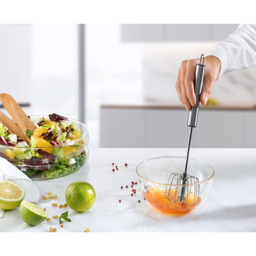 Halbautomatischer Schneebesen in einer Schüssel mit Salad