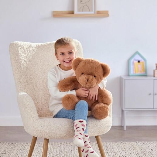 Mädchen mit braunem Teddybär, der eine persönliche Sprachnachricht abspielen kann.