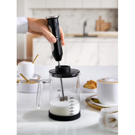 Akku Milchaufschäumer in Benutzung mit Milch